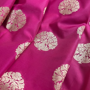 Mauve Pink Farbe Traditionelle Banarasi Handloom Sari Blaue Kombination mit floralen Mustern an der Grenze | Weicher Seiden Saree | Kaash Kollektion