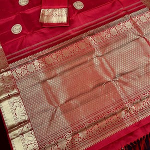 Kastanienbraune Farbe Reine Kanjivaram Seide Saree mit Gold Zari | Reine Erbstück Kanchipuram Seide Saree mit Pfau Motiven | SEIDE MARK ZERTIFIZIERT