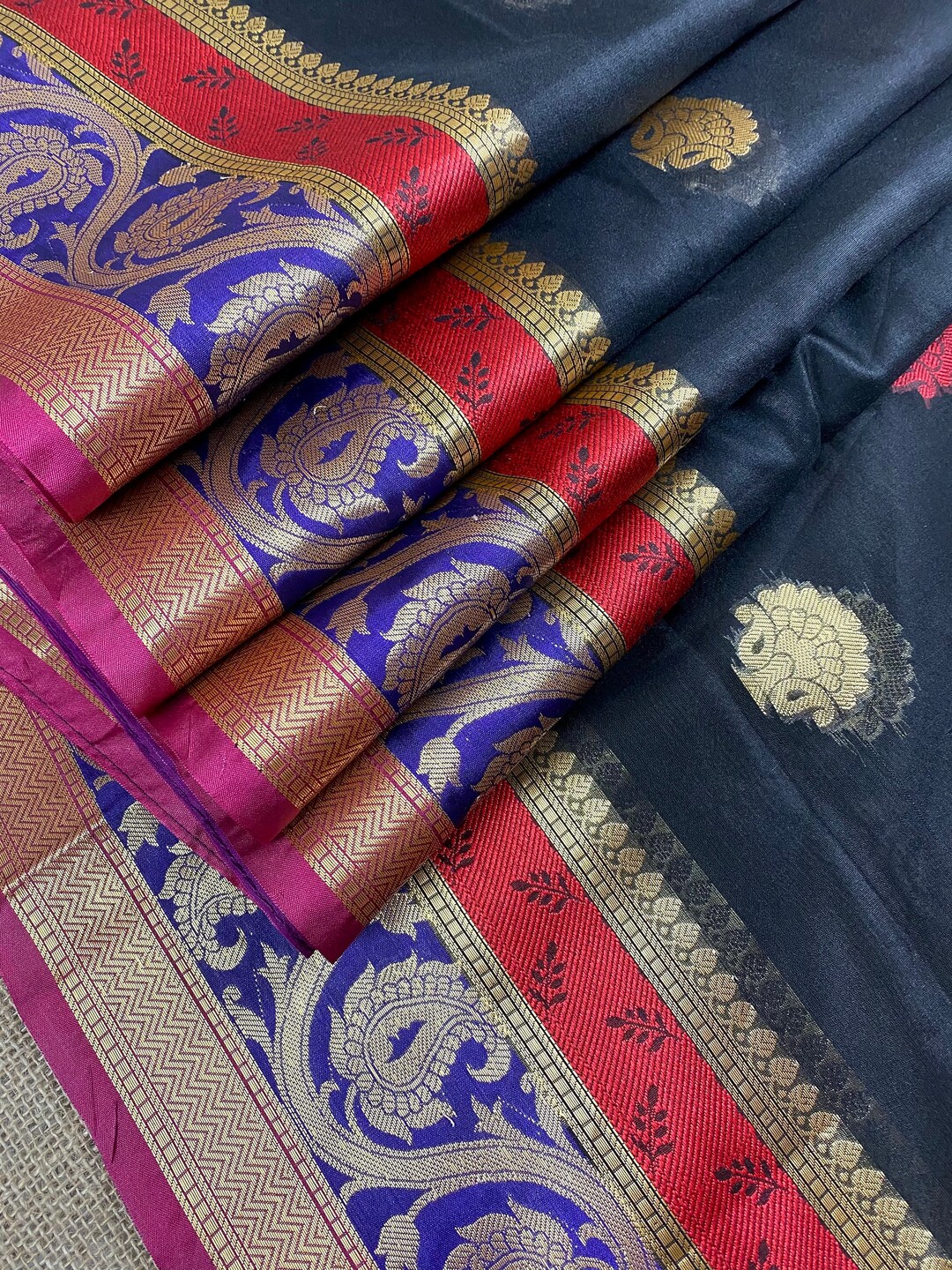 Black Semi Banarasi Silk Saree With Red Pallu Banarasi - Etsy