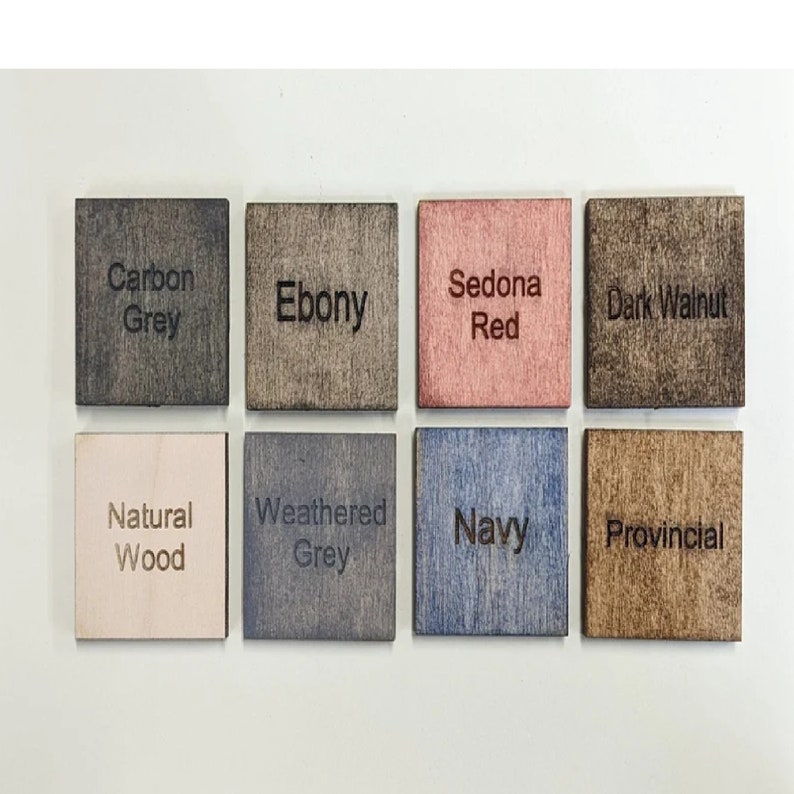 Op de afbeelding: Acht houtstalen gebeitst in verschillende kleuren, waaronder Carbon Grey, Ebony, Sedona Red, Dark Walnut, Natural Wood, Weathered Grey, Navy en Provincial.
