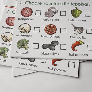 Pu&ograve; includere: Un elenco di controllo stampabile per i condimenti per pizza con immagini di pepperoni, fette di cipolla, peperoni, funghi, fette di pomodoro, aglio fresco, broccoli, olive nere e peperoncini. Ogni condimento ha una casella di controllo accanto.