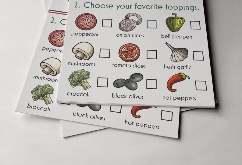 Pu&ograve; includere: Un elenco di controllo stampabile per i condimenti per pizza con immagini di pepperoni, fette di cipolla, peperoni, funghi, fette di pomodoro, aglio fresco, broccoli, olive nere e peperoncini. Ogni condimento ha una casella di controllo accanto.
