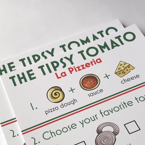 Pu&ograve; includere: Un menu bianco con strisce verdi e rosse. Il testo recita "The Tipsy Tomato La Pizzeria". Il menu elenca gli ingredienti per una pizza: impasto per pizza, salsa, formaggio. Include anche una sezione per la scelta dei condimenti con caselle di controllo accanto alle immagini di cipolle, peperoni e altri condimenti.