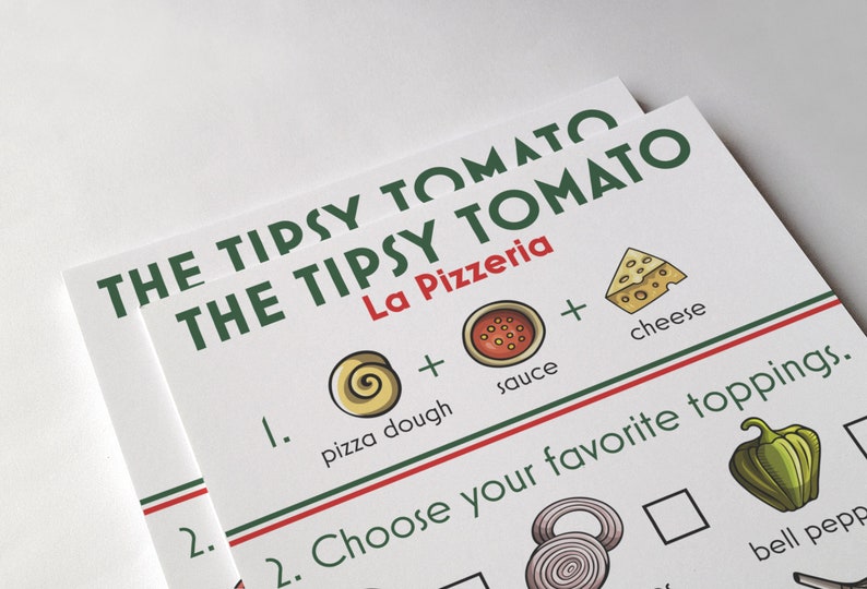 Pu&ograve; includere: Un menu bianco con strisce verdi e rosse. Il testo recita "The Tipsy Tomato La Pizzeria". Il menu elenca gli ingredienti per una pizza: impasto per pizza, salsa, formaggio. Include anche una sezione per la scelta dei condimenti con caselle di controllo accanto alle immagini di cipolle, peperoni e altri condimenti.