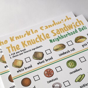 Pu&ograve; includere: Un menu bianco e verde con il testo "The Knuckle Sandwich Neighborhood Deli" e un elenco di controllo degli ingredienti per panini, tra cui pane bianco, pane integrale, panini, pane pita, pomodori, cetrioli, sottaceti, ketchup e senape.
