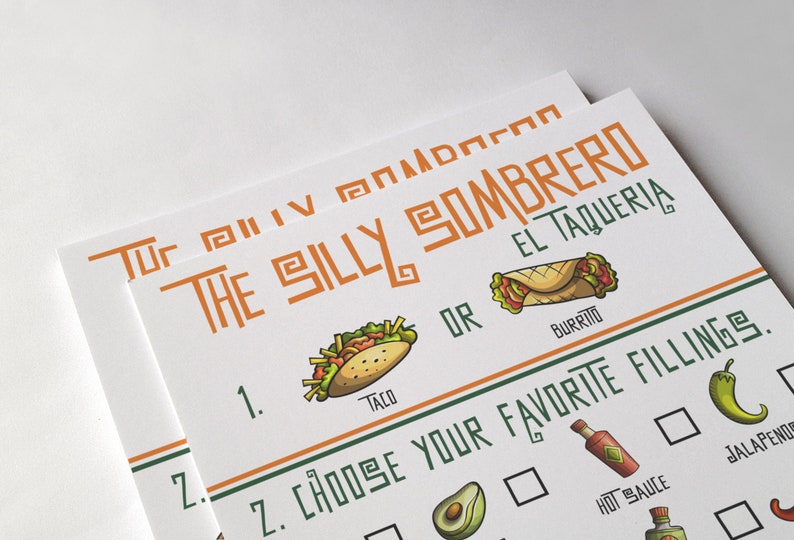 Pu&ograve; includere: Un menu bianco con accenti verdi e arancioni. Il testo recita "The Silly Sombrero El Taqueria". Il menu elenca le opzioni per un taco o un burrito e chiede al cliente di scegliere i suoi ripieni preferiti. I ripieni includono avocado, salsa piccante e jalapeno.