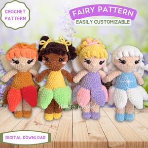 Pode incluir: Quatro bonecas de fada de crochê com asas, cada uma em uma cor diferente: laranja, marrom, amarelo e branco. As bonecas estão sentadas em uma superfície de madeira. O texto "FAIRY PATTERN EASILY CUSTOMIZABLE" está na parte superior da imagem.