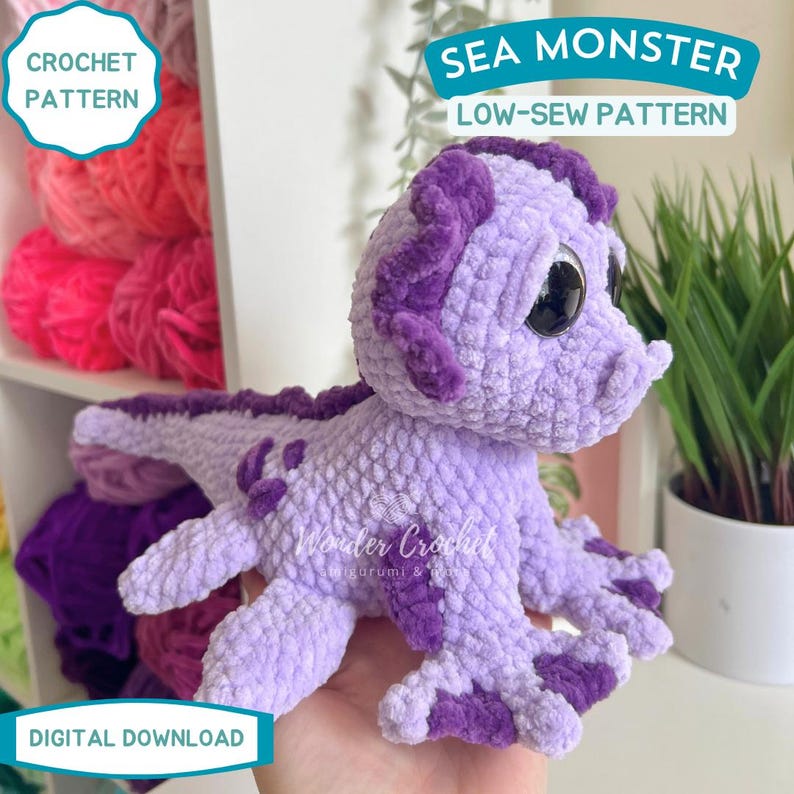Peut inclure: Un monstre marin crochet&eacute; dans des tons violets, avec de grands yeux noirs et un corps textur&eacute;. Le texte "SEA MONSTER LOW-SEW PATTERN" est affich&eacute; au-dessus du monstre. Les mots "CROCHET PATTERN" et "DIGITAL DOWNLOAD" sont &eacute;galement visibles.