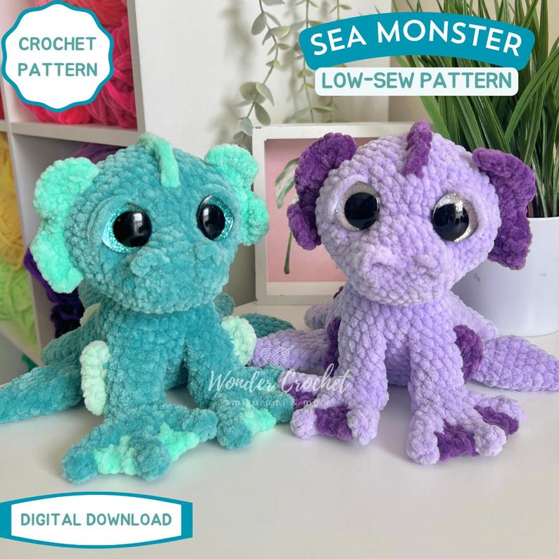 Peut inclure: Deux jouets en peluche repr&eacute;sentant des monstres marins, l'un turquoise et l'autre violet, avec de grands yeux brillants. Le monstre turquoise a des accents verts, tandis que le violet a des accents violets fonc&eacute;s. Le texte indique "CROCHET PATTERN", "SEA MONSTER LOW-SEW PATTERN" et "DIGITAL DOWNLOAD".