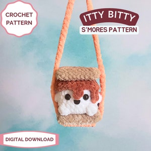 K&ouml;nnte beinhalten: Ein geh&auml;keltes S'mores-Amigurumi-Muster mit einem braunen Graham-Cracker, einer braunen Schokoladen-Schicht und einem wei&szlig;en Marshmallow mit einem l&auml;chelnden Gesicht. Das Muster h&auml;ngt an zwei pfirsichfarbenen B&auml;ndern. Der Text "ITTY BITTY S'MORES PATTERN" befindet sich in einem braunen Rechteck oben im Bild. Der Text "CROCHET PATTERN" befindet sich in einem rosa Kreis oben links im Bild. Der Text "DIGITAL DOWNLOAD" befindet sich in einem rosa Rechteck unten links im Bild.
