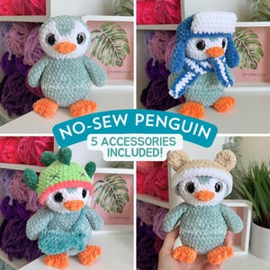 Op de afbeelding: Vier handgemaakte gehaakte pinguïns, elk met een unieke outfit. De pinguïns zijn voornamelijk blauwgroen, met oranje voeten en snavels. De tekst "NO-SEW PENGUIN" en "5 ACCESSORIES INCLUDED!" is inbegrepen.