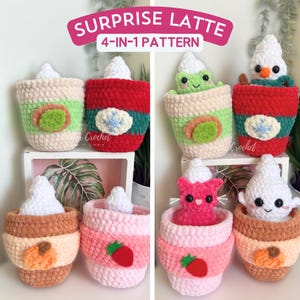 Può includere: Tazze di latte macchiato all'uncinetto in vari colori, ognuna con un diverso peluche all'interno. Le tazze sono beige, rosse, rosa e marroni, con elementi decorativi come una zucca, una fragola e un fiocco di neve. Il testo "SURPRISE LATTE 4-IN-1 PATTERN" è visibile.