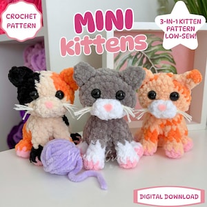 Puede incluir: Tres juguetes de gatitos de ganchillo en varios colores: negro y naranja, gris y naranja. Cada gatito tiene un hocico blanco, una nariz rosa y ojos negros. Una bola de hilo morado está frente a los gatitos. El texto "MINI kittens" y "CROCHET PATTERN" es visible.