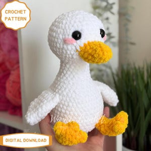 Peut inclure: Un canard blanc au crochet avec un bec et des pieds jaunes et des yeux noirs. Le canard a des joues roses et est assis. L'image comprend le texte "CROCHET PATTERN" et "DIGITAL DOWNLOAD".