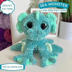 Peut inclure: Un amigurumi de monstre marin crochet&eacute; turquoise avec de grands yeux noirs et des accents vert menthe. Le jouet en peluche a un motif &agrave; faible couture et est un t&eacute;l&eacute;chargement num&eacute;rique. Le texte "SEA MONSTER LOW-SEW PATTERN" et "CROCHET PATTERN" sont visibles.
