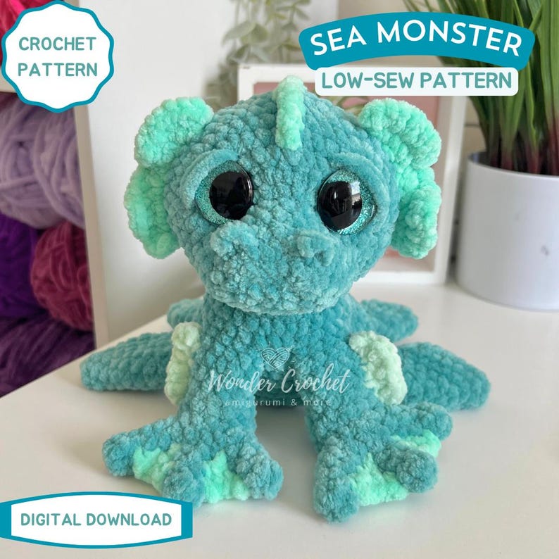 Peut inclure: Un amigurumi de monstre marin crochet&eacute; turquoise avec de grands yeux noirs et des accents vert menthe. Le jouet en peluche a un motif &agrave; faible couture et est un t&eacute;l&eacute;chargement num&eacute;rique. Le texte "SEA MONSTER LOW-SEW PATTERN" et "CROCHET PATTERN" sont visibles.