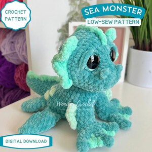 Peut inclure: Un jouet de monstre marin au crochet turquoise avec de grands yeux r&eacute;fl&eacute;chissants et des accents vert clair. Le texte "SEA MONSTER LOW-SEW PATTERN" est affich&eacute; au-dessus du jouet. Les mots "CROCHET PATTERN" et "DIGITAL DOWNLOAD" sont &eacute;galement visibles.