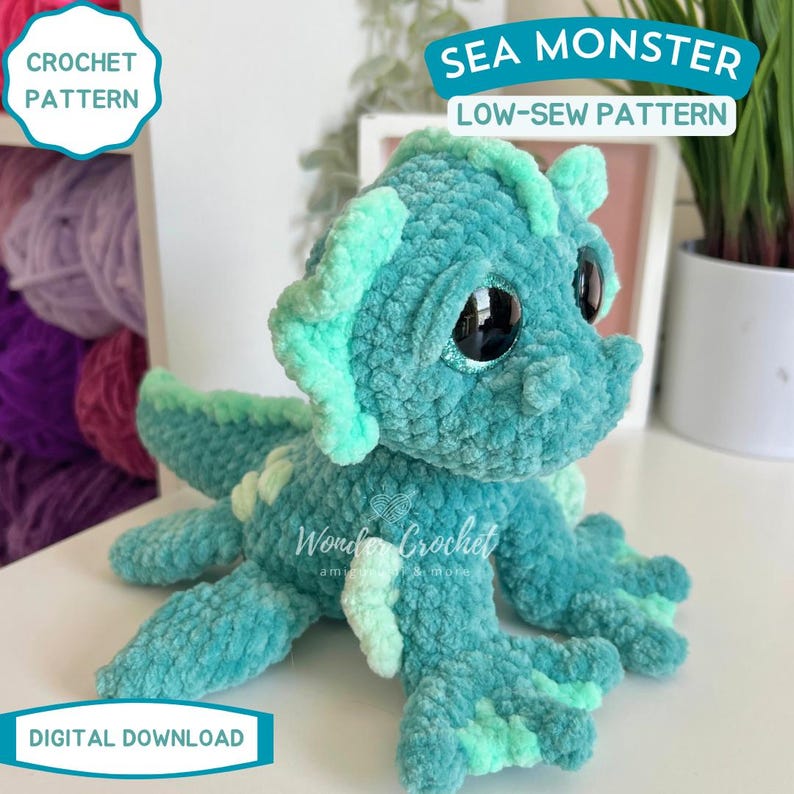 Peut inclure: Un jouet de monstre marin au crochet turquoise avec de grands yeux r&eacute;fl&eacute;chissants et des accents vert clair. Le texte "SEA MONSTER LOW-SEW PATTERN" est affich&eacute; au-dessus du jouet. Les mots "CROCHET PATTERN" et "DIGITAL DOWNLOAD" sont &eacute;galement visibles.