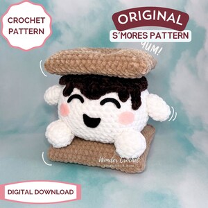 K&ouml;nnte beinhalten: H&auml;kelanleitung f&uuml;r ein S'mores-Amigurumi-Spielzeug. Das Spielzeug ist aus wei&szlig;em, braunem und rosafarbenem Garn gefertigt und hat ein l&auml;chelndes Gesicht. Die Anleitung ist als digitaler Download erh&auml;ltlich. Der Text "ORIGINAL S'MORES PATTERN YUM!" ist in Rot auf wei&szlig;em Hintergrund geschrieben.