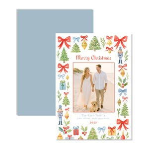 Könnte beinhalten: Weihnachtskarte mit einem Familienfoto, umgeben von Aquarellillustrationen von Schleifen, Ornamenten und Bäumen. Die Karte trägt den Text "Merry Christmas" sowie den Familiennamen und das Jahr. Ein hellblauer Umschlag ist ebenfalls enthalten.