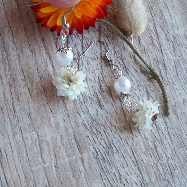 Earrings dinging natural dried flowers white resin and its pearl