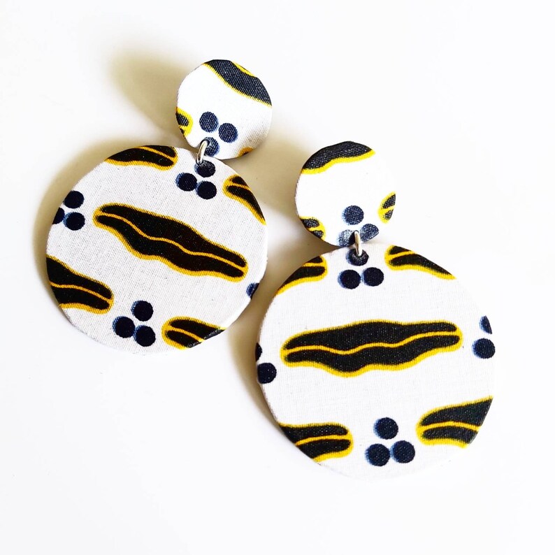 Ethnic medium-sized wax earrings