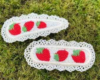 Set di 2 fermagli per capelli ricamati a forma di fragola ~ Ciondoli per capelli per ragazze carine ~ Barrette di bacche ~ Fascino per capelli retrò per bambini ~ Fermaglio per capelli rosso ~ Frutta estiva