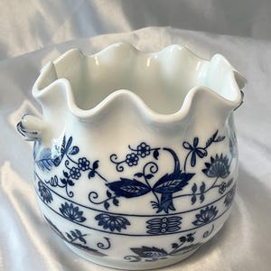 Maceta vintage de porcelana fina azul y blanca de Vienna Woods, con asas en forma de capullo de rosa.