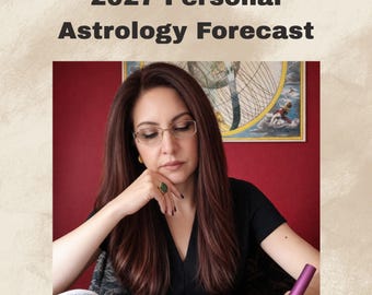 Könnte beinhalten: Eine digitale Grafik mit dem Text 2027 Personal Astrology Forecast. Unter dem Text trägt eine Person mit langem braunen Haar und Brille ein schwarzes Oberteil und einen grünen Ring und hält einen violetten Stift über ein offenes Buch.