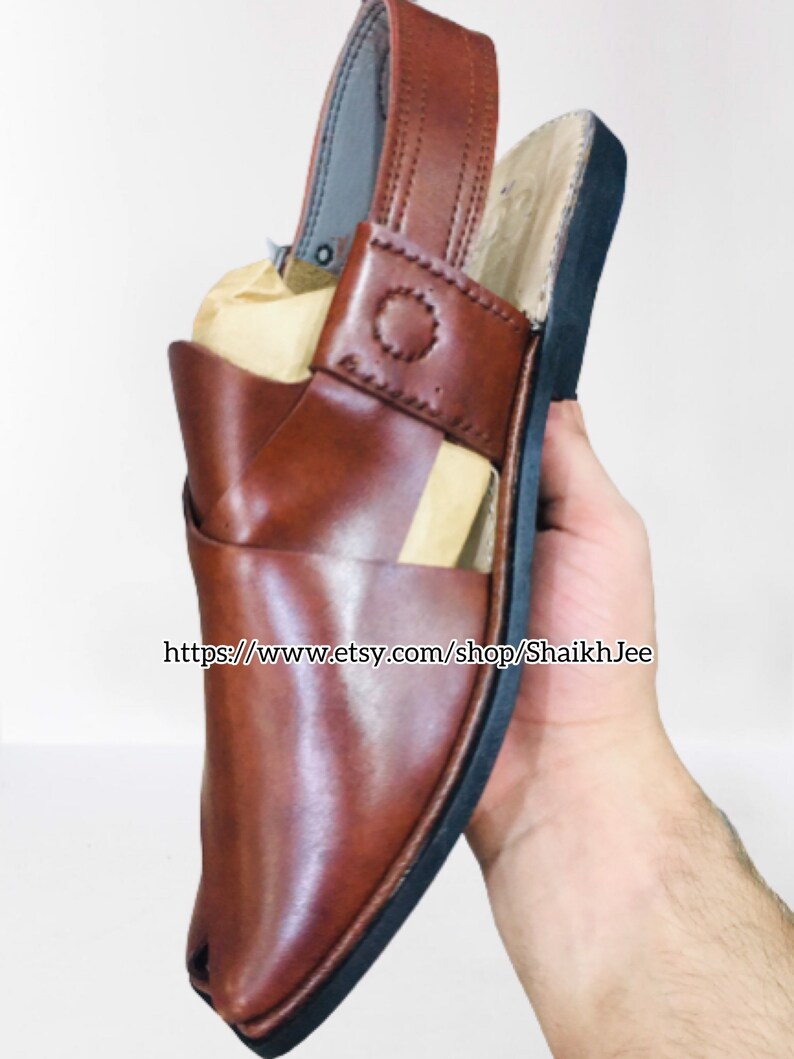 K&ouml;nnte beinhalten: Braune Ledersandale mit Riemen und schwarzer Sohle. Die Sandale hat ein dekoratives Nahtdetail am Riemen. Das Bild enth&auml;lt den Text "https://www.etsy.com/shop/ShaikhJee".