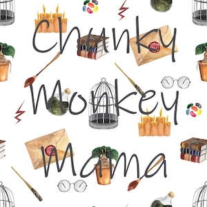 Op de afbeelding: Een naadloos patroon met een grillig ontwerp met de tekst "Chunky Monkey Mama" in zwart. Het patroon bevat verschillende illustraties zoals een vogelkooi, een potplant, een stapel boeken, een toverstaf, een fles, kaarsen en een brief met een zegel van was. De achtergrond is wit.