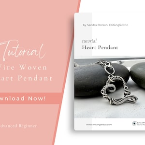 Może przedstawiać: Samouczek tworzenia wisiorek w kształcie serca z drutu. Obraz przedstawia srebrny wisiorek w kształcie serca na łańcuszku, leżący na dwóch szarych kamieniach. W obrazie widoczny jest tekst "tutorial Heart Pendant".