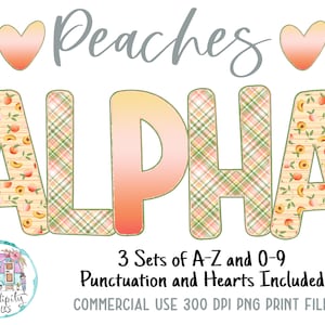 Puede incluir: Clipart de alfabeto con temática de melocotón con un diseño de melocotón y cuadros. Las letras están en un esquema de color melocotón y verde. El texto "Peaches ALPHA" está en la parte superior de la imagen. El texto "3 Sets of A-Z and 0-9 Punctuation and Hearts Included COMMERCIAL USE 300 DPI PNG PRINT FILE" está en la parte inferior de la imagen.
