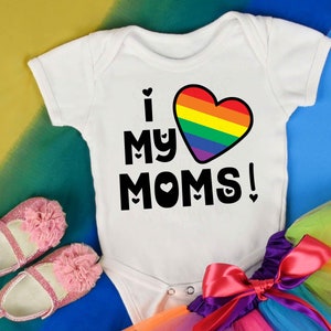 I Love My Moms - Rainbow Heart svg, png, dfx, eps Arquivos para máquinas de corte Cameo Cricut - LGBTQ - Dia dos Namorados - Pais gays - Duas mães
