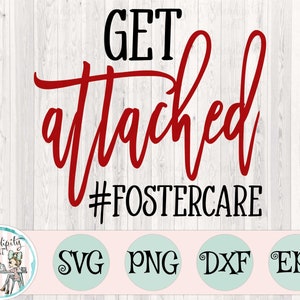 Peut inclure: Texte rouge et noir sur un fond de bois blanc qui dit "GET attached #FOSTERCARE".  Sous le texte, cinq cercles avec les mots "SVG", "PNG", "DXF" et "EPS" en texte noir sur un fond bleu clair.