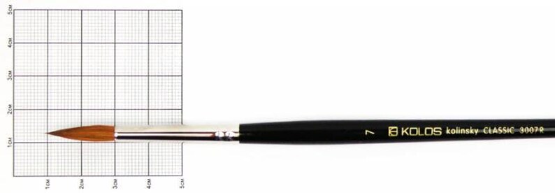 Może przedstawiać: Pędzel Kolinsky Classic 3007#7 z czarnym uchwytem i złotymi napisami. Pędzel ma 17,8 cm długości i okrągłą, brązową gł&oacute;wkę włosia.