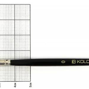 Może przedstawiać: Czarny i srebrny pędzel z brązowym włosiem. Pędzel ma 17 cm długości i ma nadrukowany tekst "KOLOS kolinsky CLASSIC 3007 R" na boku.