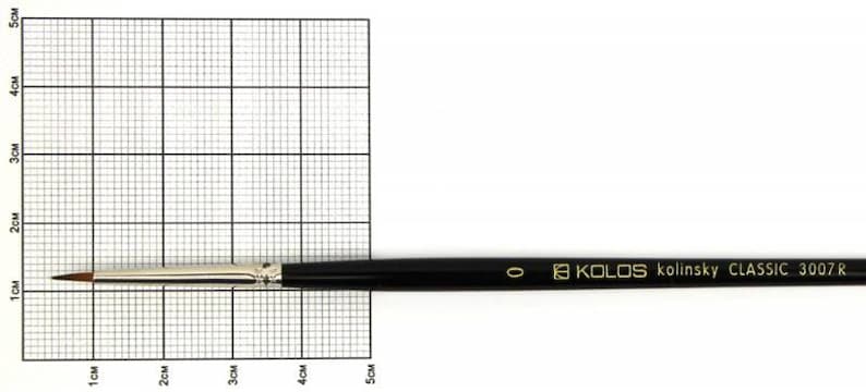 Może przedstawiać: Czarny i srebrny pędzel z brązowym włosiem. Pędzel ma 17 cm długości i ma nadrukowany tekst "KOLOS kolinsky CLASSIC 3007 R" na boku.