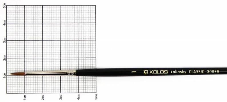 Może przedstawiać: Czarny i srebrny pędzel z brązowym włosiem. Pędzel ma 12,7 cm długości i napis "KOLOS kolinsky CLASSIC 3007R" nadrukowany na boku.