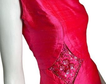 Robe vintage des années 1960 fuchsia rose en soie perlée cocktail sans manches fait main robe taille petite