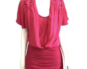 Robe vintage des années 1960 fuchsia rose en soie perlée cocktail sans manches fait main robe taille petite