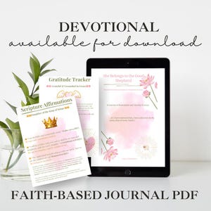 Op de afbeelding: Een digitaal, op geloof gebaseerd journal PDF weergegeven op een tablet en gedrukte pagina's. De tablet toont een pagina met roze bloemaccenten en de tekst "She Belongs to the Good Shepherd". Gedrukte pagina's bevatten een dankbaarheidstracker en schriftuurlijke affirmaties.