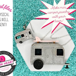 Puede incluir: Archivos SVG digitales para cortadoras láser para crear un conjunto de joyas de autocaravana. El conjunto incluye un collar, pendientes y un dije. El dije es una pequeña autocaravana con un techo rosa. El texto "Make mini camper jewelry with your laser!" está en una estrella rosa. El texto "Digital SVG files for SNARK HEART Laser files for cool people LASER CUTTERS" está en un círculo negro con un corazón rosa.