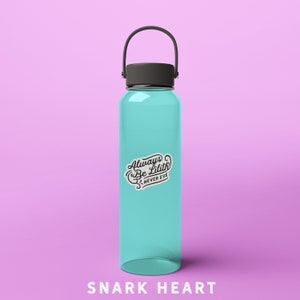 Peut inclure: Une bouteille d'eau turquoise avec un couvercle et une poign&eacute;e noirs. La bouteille a un autocollant qui dit "Always Be Lilith Never Eve".