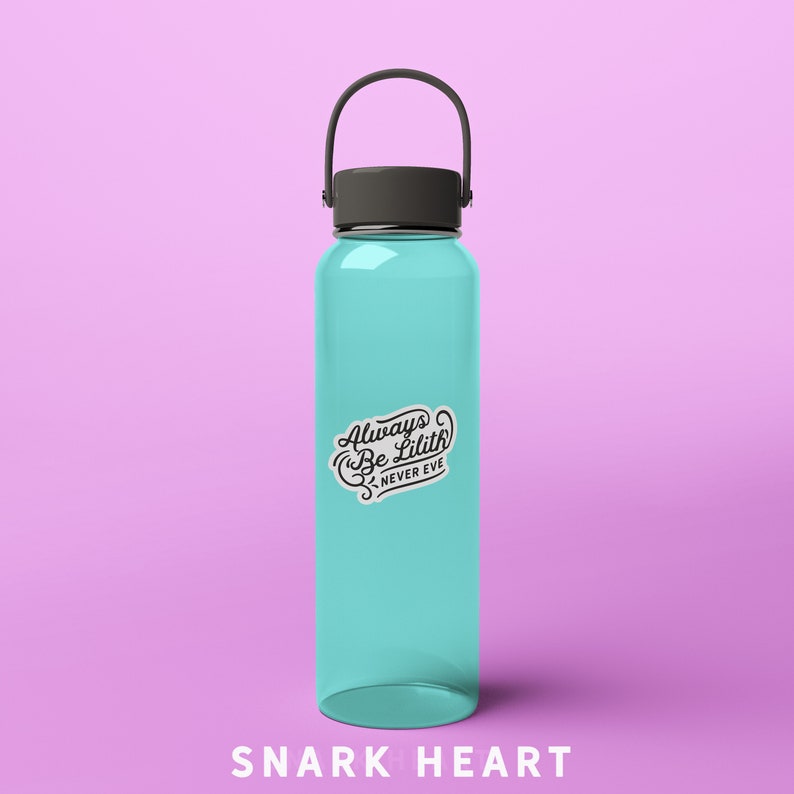 Peut inclure: Une bouteille d'eau turquoise avec un couvercle et une poign&eacute;e noirs. La bouteille a un autocollant qui dit "Always Be Lilith Never Eve".