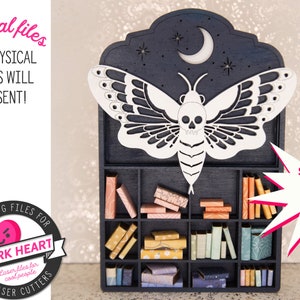 Totenkopf Motte Miniatur Bücherregal geschnitten Datei für Glowforge Laser, Mini Book Case, Gothic Geschenk für Buchliebhaber, Silence of thelams svg file