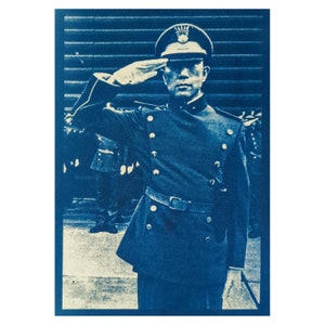 Mishima in uniforme paramilitare - Tatenokai - Stampa blu - Carta d'arte - Giappone - Deco - Icona Gay