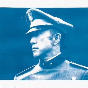 Mishima in uniforme paramilitare - Tatenokai - Stampa Blu - Carta Fine Art - Giappone - Déco - Icona Gay
