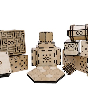 Puede incluir: Una colección de cajas de rompecabezas de madera con diseños intrincados y el símbolo del infinito. Las cajas están hechas de madera marrón claro y tienen una variedad de formas y tamaños.