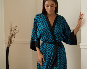 Silky bathrobe kimono and chemise, Soft printed robe with chemise, homewear set, women's dressing gown and robe with geometrical print
